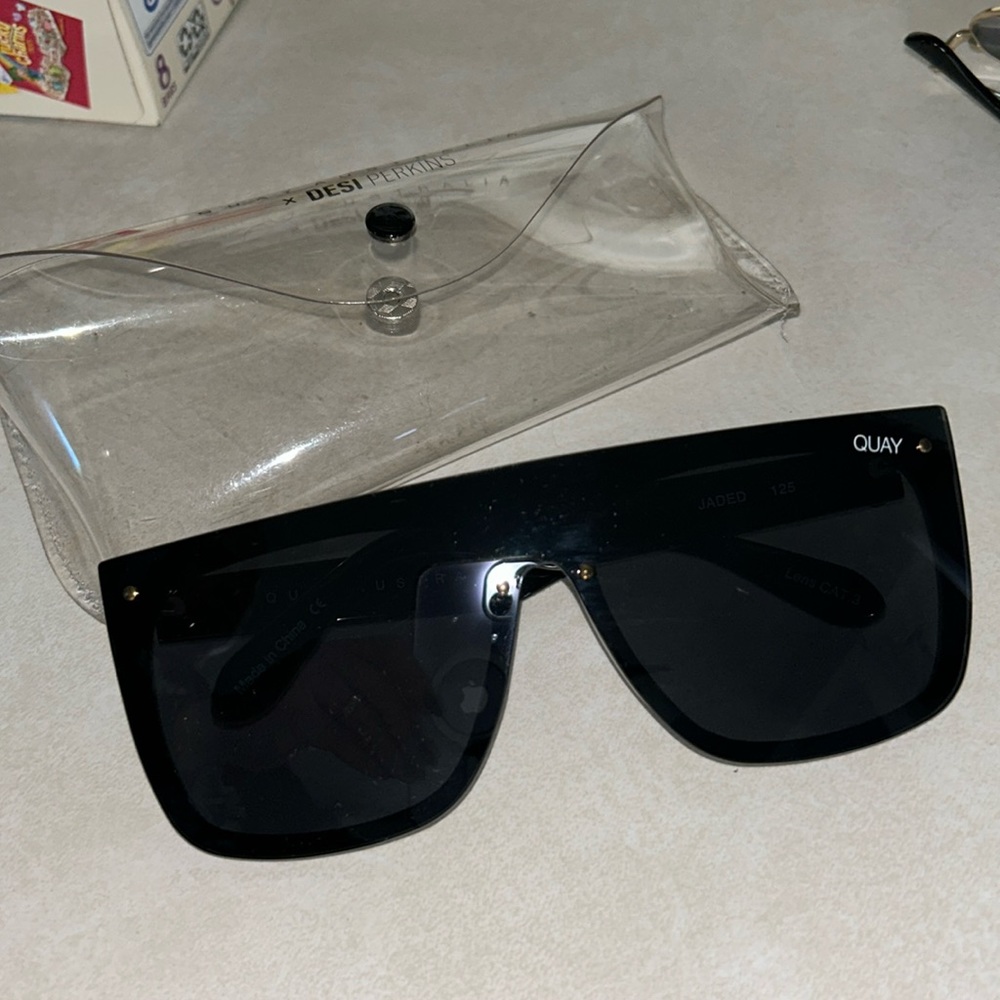 Quay Australia Desi Perkins Jaded Like New Sunglasses-all black